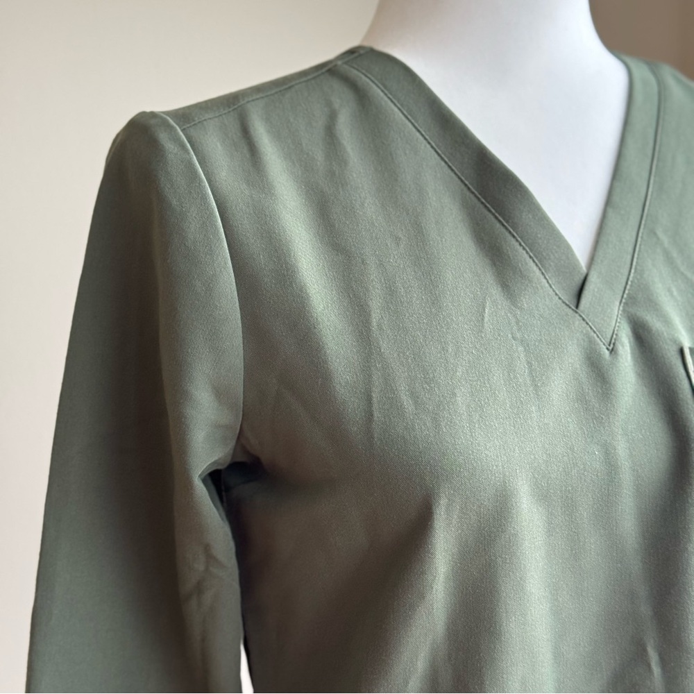 NEW! Long sleeve FIGS scrub top Size XXS - Picture 3 of 6